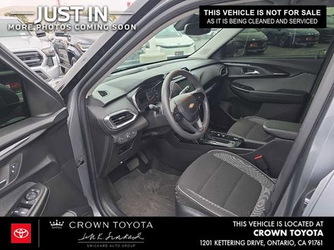 Used 2022 Chevrolet TrailBlazer LT w/ LPO, Blackout Package FWD image 3