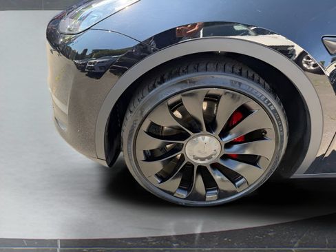 Used 2023 Tesla Model Y Performance AWD/4WD image 9