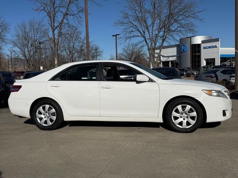 Used 2010 Toyota Camry image 3