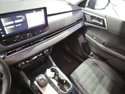 Used 2025 Mitsubishi Outlander SE image 3