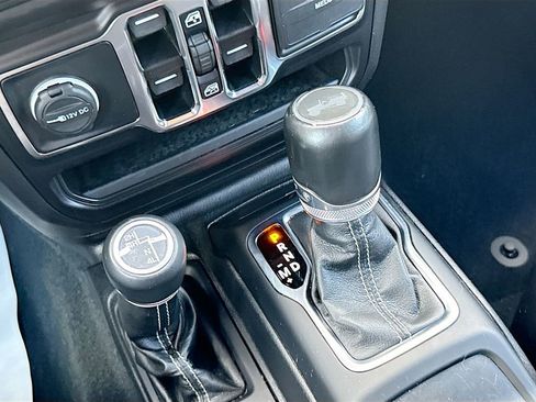 Used 2022 Jeep Wrangler Unlimited Sahara w/ LED Lighting Group AWD/4WD image 18