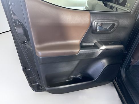 Used 2020 Toyota Tacoma Limited AWD/4WD image 27