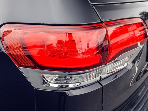 Used 2021 Jeep Grand Cherokee Laredo X image 27