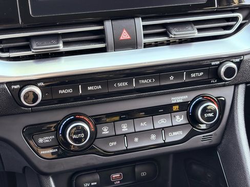 Used 2022 Kia Niro EX image 15