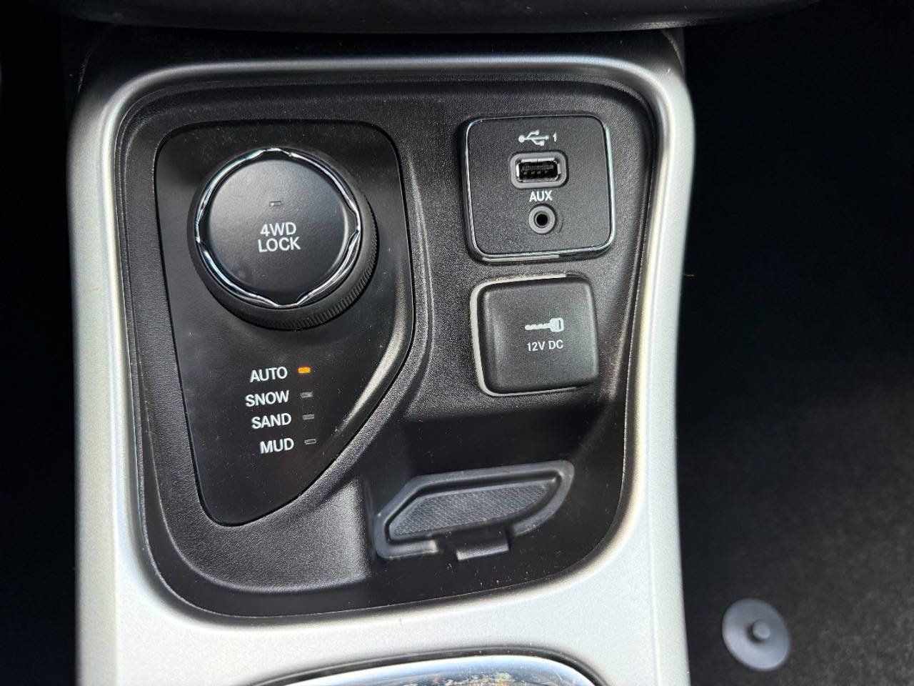 Used 2019 Jeep Compass Latitude w/ Cold Weather Group AWD/4WD image 18