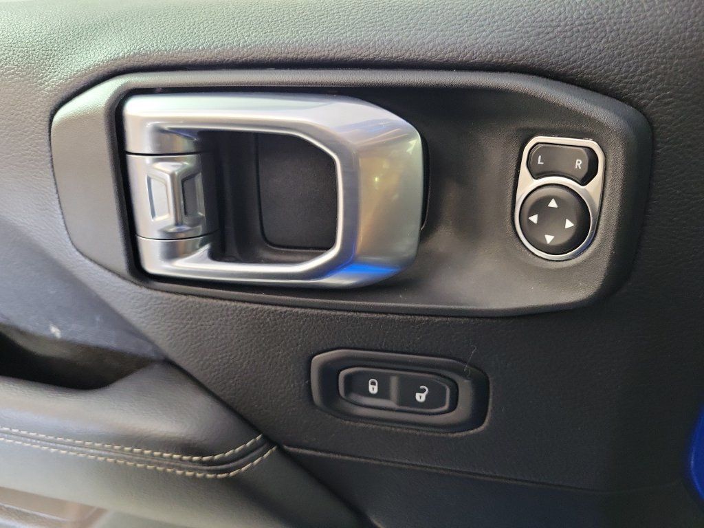 Used 2022 Jeep Wrangler Unlimited Sahara w/ LED Lighting Group AWD/4WD image 16