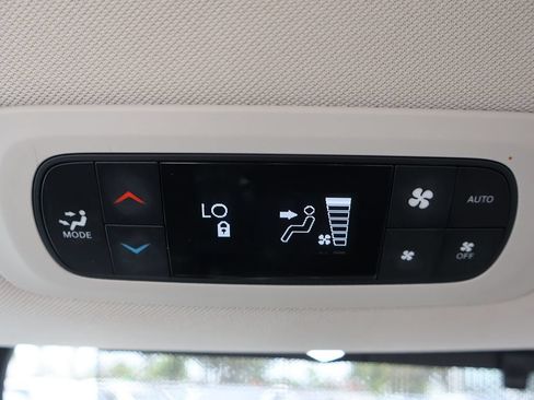 Used 2023 Chrysler Pacifica Touring-L FWD image 51