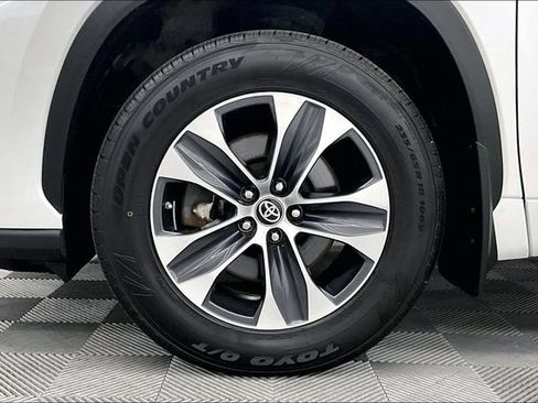 Used 2024 Toyota Highlander XLE AWD/4WD image 10