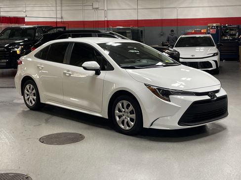 Used 2025 Toyota Corolla LE w/ Convenience Package image 3