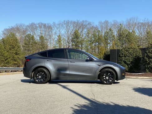 Used 2022 Tesla Model Y Long Range image 5