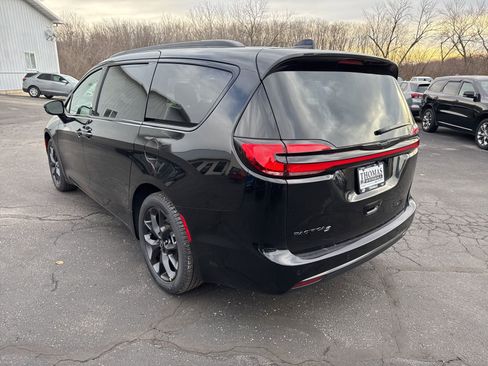 New 2026 Chrysler Pacifica Select image 5