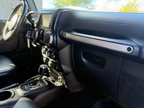 Used 2016 Jeep Wrangler Unlimited Sahara image 14