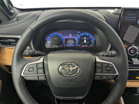 New 2026 Toyota Highlander Platinum image 14