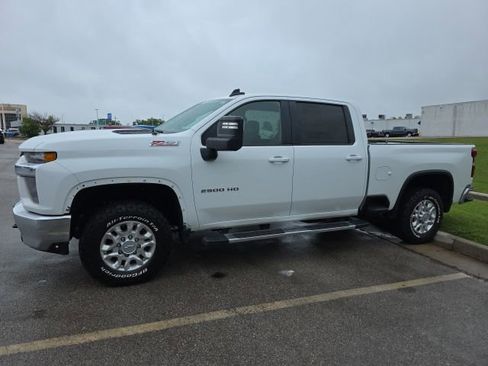 Used 2021 Chevrolet Silverado 2500 LT w/ Convenience Package AWD/4WD image 2