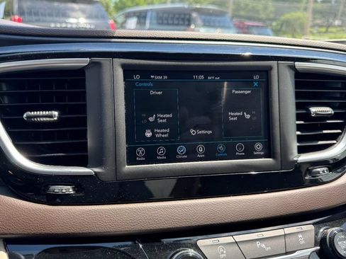 Used 2020 Chrysler Pacifica Touring w/ Cold Weather Group FWD image 21
