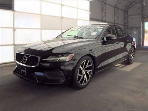Used 2019 Volvo S60 T5 Momentum w/ Premium Package FWD image 2