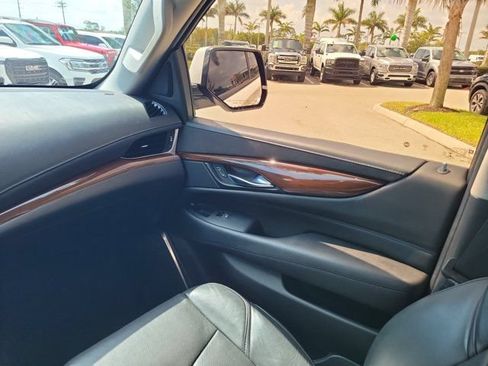 Used 2020 Cadillac Escalade Luxury RWD image 19