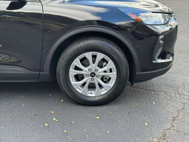 Used 2023 Ford Escape Active w/ Tech Pack #1 AWD/4WD image 9