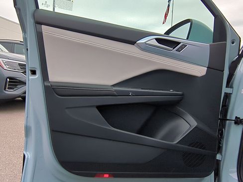 New 2026 Volkswagen Taos SE image 10