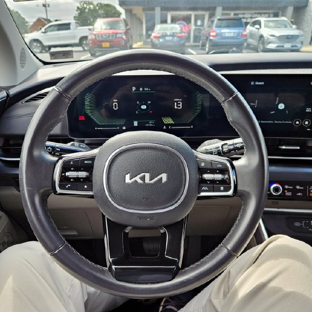 Used 2025 Kia Carnival FWD image 24