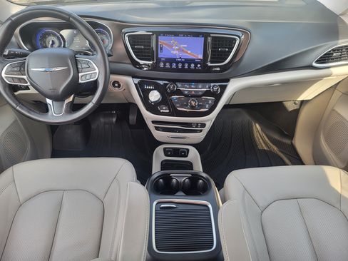 Used 2017 Chrysler Pacifica Touring-L Plus w/ Advanced Safetytec Group FWD image 22
