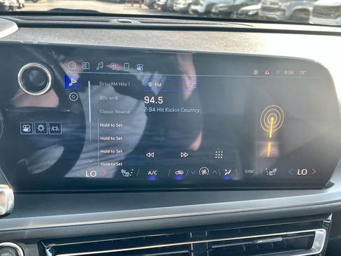 Used 2025 Chevrolet Traverse LT image 13