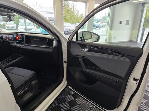 New 2025 Volkswagen Tiguan SE image 40