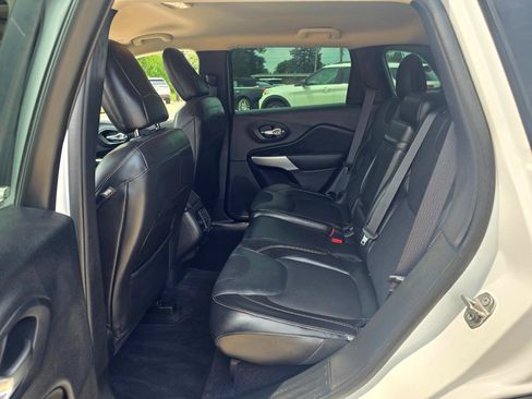 Used 2018 Jeep Cherokee Latitude Plus FWD image 11