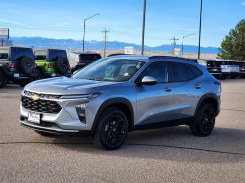 Used 2025 Chevrolet Trax LT w/ Driver Confidence Package image 5