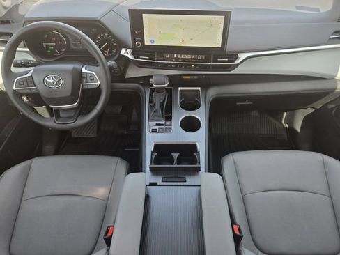 Used 2026 Toyota Sienna XLE FWD image 26