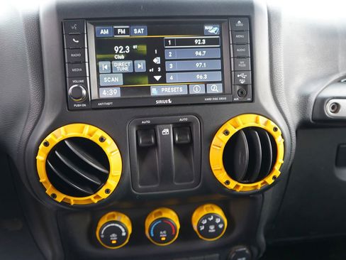 Used 2015 Jeep Wrangler Rubicon w/ Power Convenience Group image 12