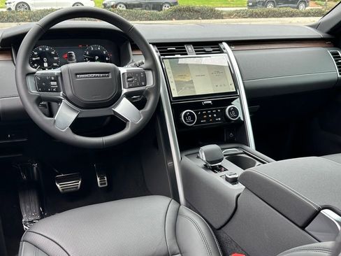 New 2025 Land Rover Discovery Dynamic SE image 24