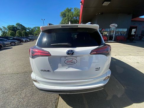 Used 2018 Toyota RAV4 XLE AWD/4WD image 3