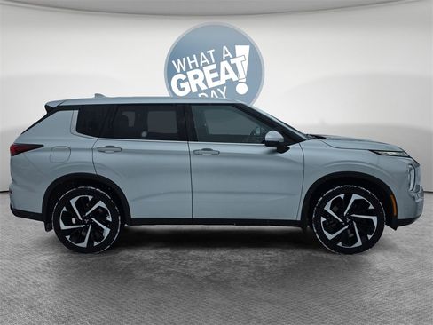 Used 2022 Mitsubishi Outlander ES image 2