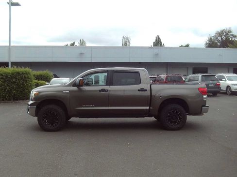 Used 2008 Toyota Tundra 4x4 CrewMax w/ Tow Pkg image 2
