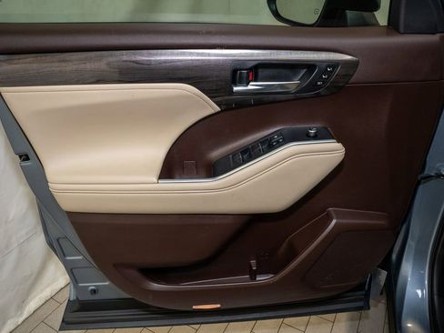 Used 2021 Toyota Highlander Platinum image 15