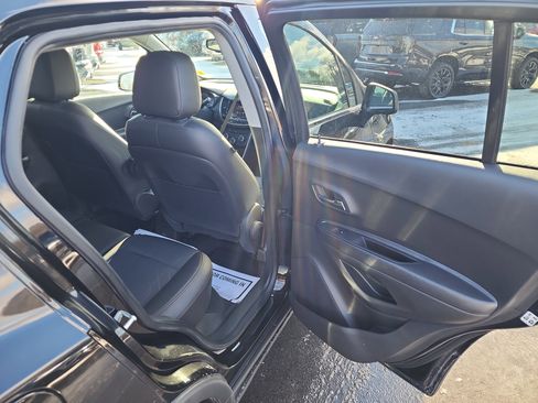 Used 2020 Chevrolet Trax LT w/ LT Convenience Package image 28