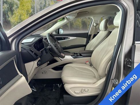 Used 2019 Lincoln Nautilus Premier AWD/4WD image 9