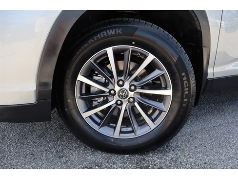 Used 2019 Toyota Highlander XLE AWD/4WD image 15