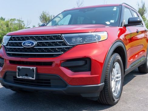 Used 2023 Ford Explorer XLT image 2