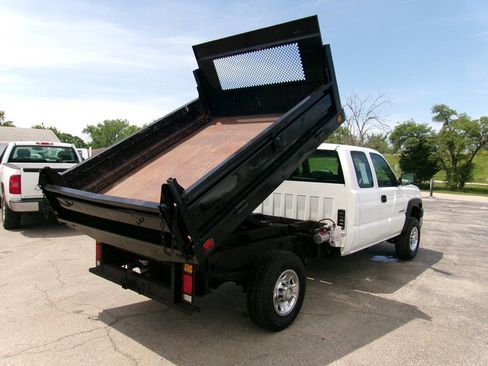 Used 2007 Chevrolet Silverado 2500 W/T w/ Skid Plate Package AWD/4WD image 9