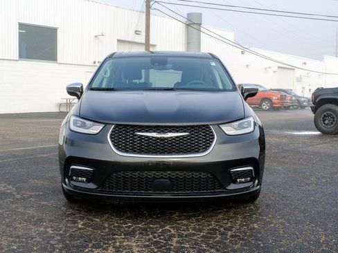 Used 2023 Chrysler Pacifica Limited FWD image 11
