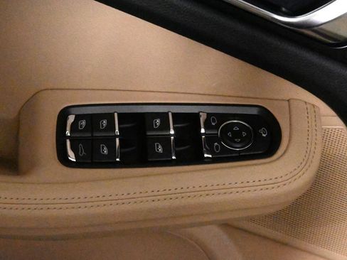 Used 2025 Porsche Macan AWD/4WD image 36