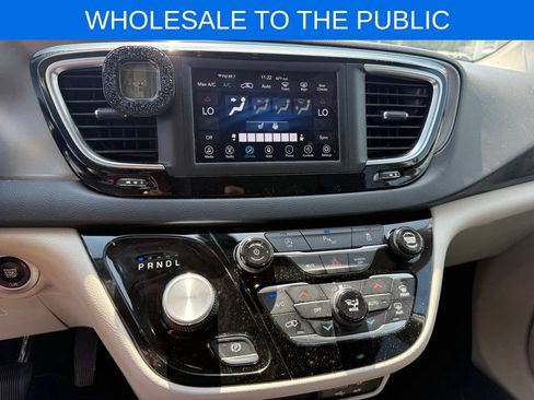 Used 2020 Chrysler Pacifica Touring-L FWD image 10