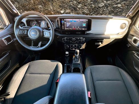 Used 2024 Jeep Wrangler Unlimited image 13