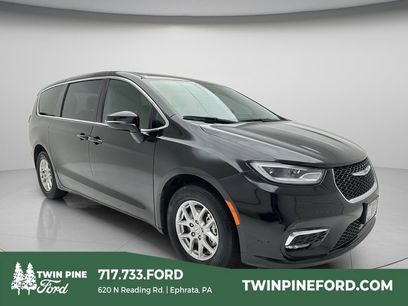 Used 2025 Chrysler Pacifica Select
