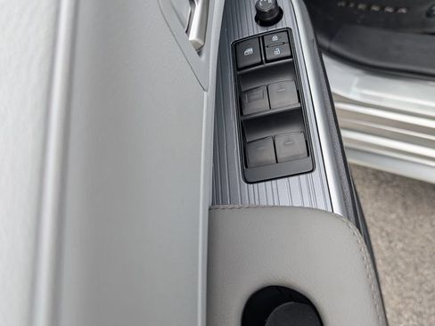 Used 2025 Toyota Sienna XLE FWD image 10