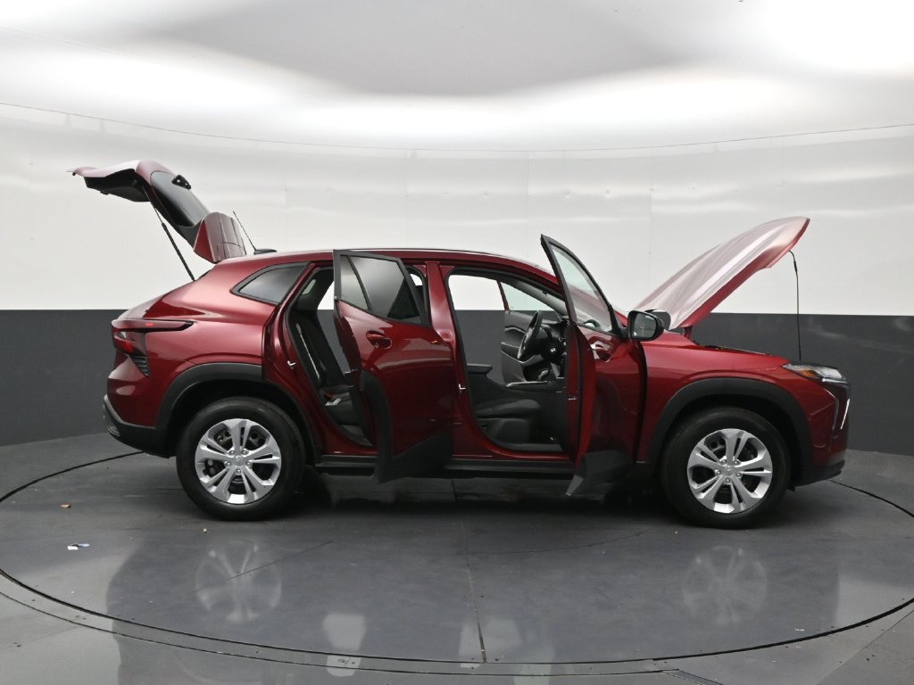 Used 2025 Chevrolet Trax LS FWD image 29
