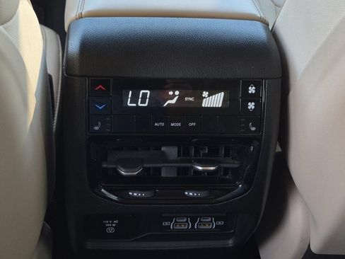 Used 2022 Jeep Grand Cherokee L Limited AWD/4WD image 18