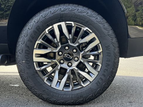 New 2026 Chevrolet Suburban Z71 w/ Comfort Package image 13